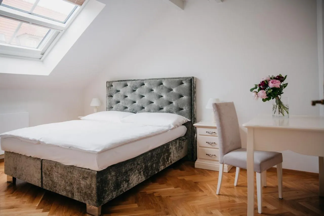 High Heaven Valentinska Apartment Prague