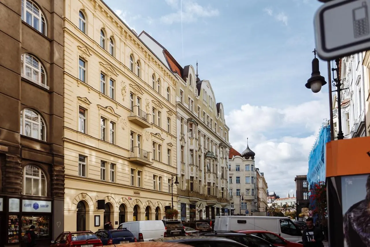 High Heaven Valentinska Apartment Prague
